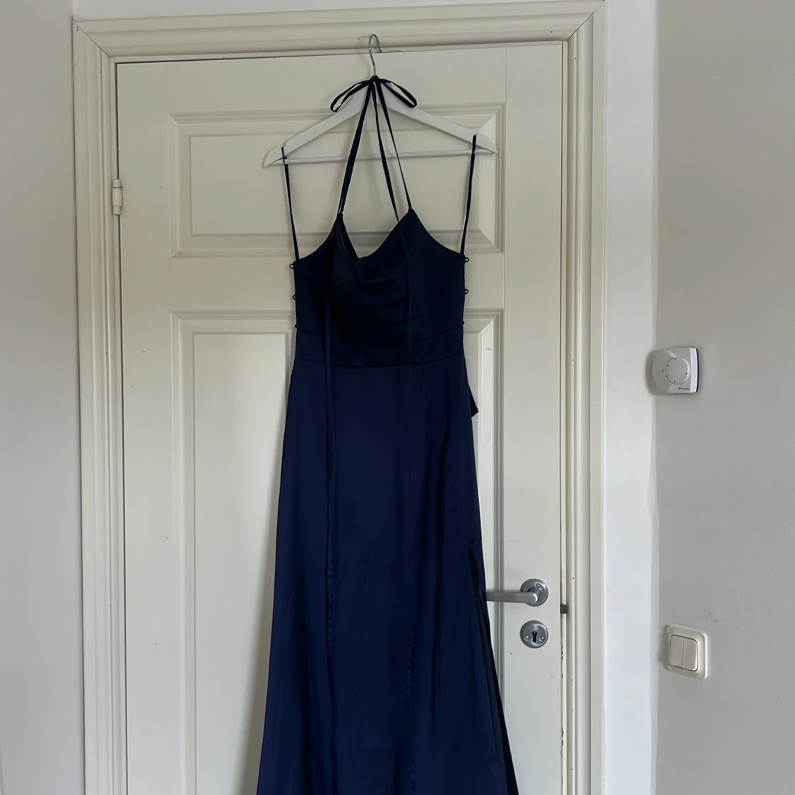 Marinblå balklänning med öppen rygg - 2