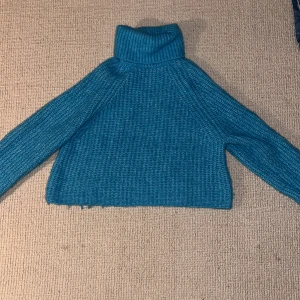 Blå stickad polotröja från Zara - Säljer en snygg blå stickad polotröja från Zara. Tröjan har en hög polokrage och långa armar. Jättefin och fin blå/turkos färg💙