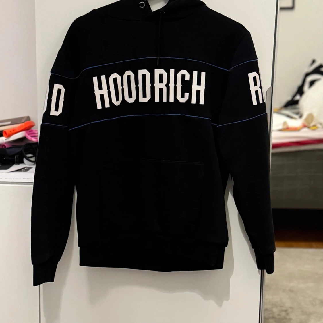 Svart hoodie och byxor från Hoodrich