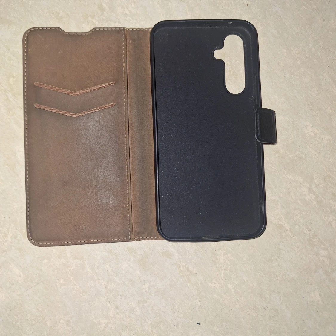 Svart mobilfodral med kortfack - 2