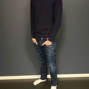 Replay anbass X Barcelona  - Säljer nu ett par feta Replay anbass X Barcelona. En modell som inte är så vanlig och därav priset, men vid en snabb affär kan priset diskuteras. Storleken är W31 L32. Kom dm vid frågor eller fler bilder. Han på bilden är 183cm