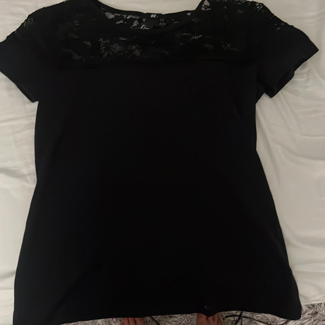 Svart topp med spetsdetaljer från H&M