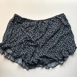 Shorts från Brandy Melville - Säljer ett par söta blommiga shorts från Brandy Melville. De har en liten defekt (se sista bild), syns knappt och lätt att sy ihop! Säljer pga för små, kom privat vid frågor 💞