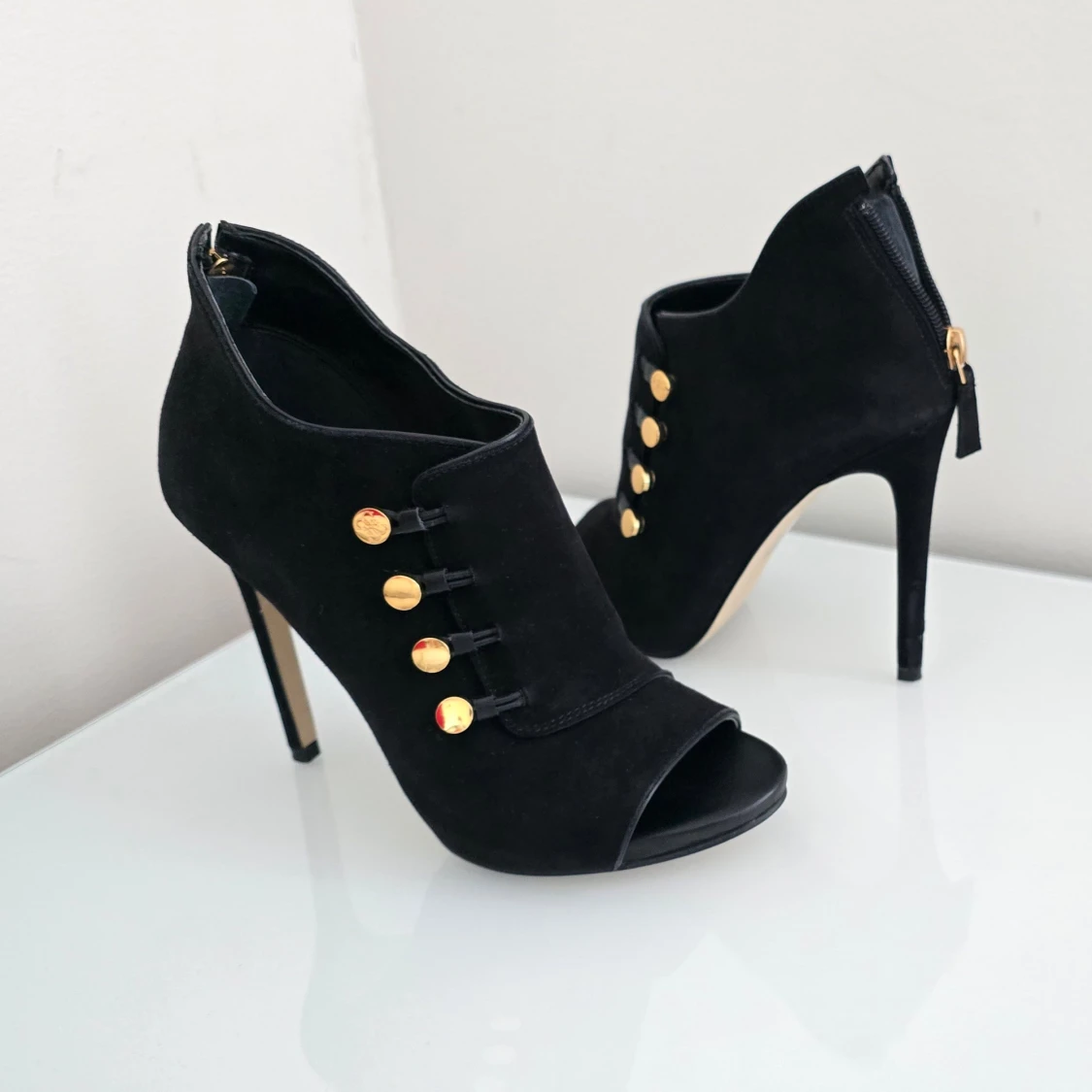 Svarta klackskor från Guess