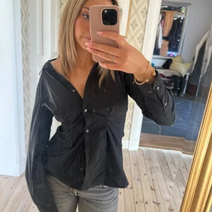 Svart skjorta - Snygg svart skjorta med knappar och långärmad design. Jätteenkel att matcha med olika outfits!❤️‍🔥❤️‍🔥skriv om ni har några frågor // YourVintage