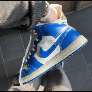 Blå och vita Jordans sneakers - Blå och vita jordans i storlek 40 men skulle säga att det passar mellan 39-41. Vissa skavanker, be om bild på dem, om du vill! Köptes för 2400