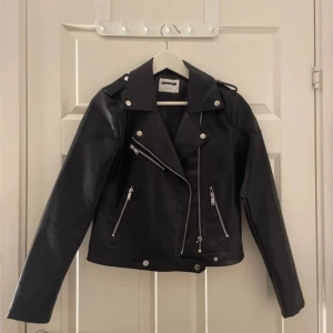 Svart skinnjacka med dragkedjor - Skinnjacka som bara används fåtals ggr och är i super skick från vero Moda 