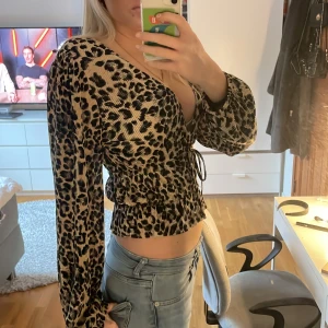 Leopardmönstrad blus - Snygg leopardmönstrad blus med långa ärmar och knytning framtill. Super fin och använd få gånger.💕💕