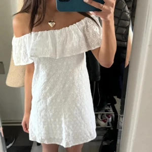 Studentklänning - Säljer min så fina sommarklänning! Perfekt till studenten eller midsommar 💕⭐️🌸 svarar på alla prisförslag & frågor! 