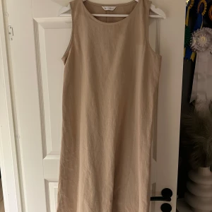 Helt ny beige klänning  - Helt ny beige klänning, aldrig använd strl 40 ❤️