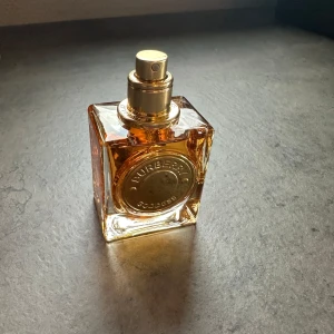 Burberry Goddess Eau de Parfum 30 ml - Säljer min Burberry Eau de Parfum då jag inte tål doften. Flaskan rymmer 30 ml, perfekt för den som söker en klassisk doft med en touch av exklusivitet! (Endast testad) 