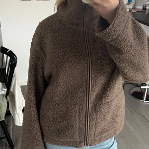 populär Teddy jacka  - säljer min populära bruna Teddy jacka från hm🤎🤎🤎inga defekter 