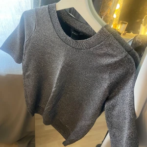 Glittrig grå tröja från Lindex - Glittrig T-shirt från Lindex. Storlek S. 
