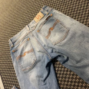 Nudie Jeans  - Nypris runt 2000kr | Mitt pris: 419kr🤩| Säljer ett par feta nudie jeans i storlek W29 L32 De har en slim passform och har inga defekter. De är både stilrena och sköna som också är väldigt viktigt👌de är i topp skick men mer än 1500kr billigare än nya 🙌👍och om ni vill ha mer bilder eller om ni har några eventuella frågor kontakta gärna mig!🙌😁Diskutera gärna pris🏆 