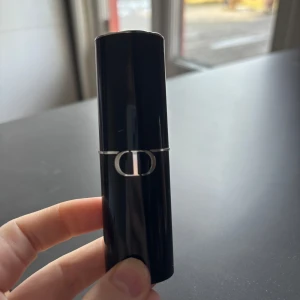 Dior Forever Skin Correct Foundation Stick - Snygg foundation stick från Dior i nyansen 1N. Perfekt för att jämna ut hudtonen och ge en naturlig finish. Kommer i en elegant svart hylsa med silverdetaljer.Endast swapad!!