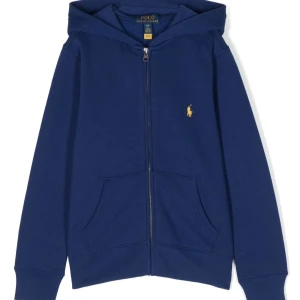Blå hoodie från Polo Ralph Lauren - Snygg blå hoodie från Polo Ralph Lauren med dragkedja och klassisk gul logga på bröstet. Perfekt för en avslappnad stil med praktiska fickor framtill. Passar bra till både jeans och joggers.