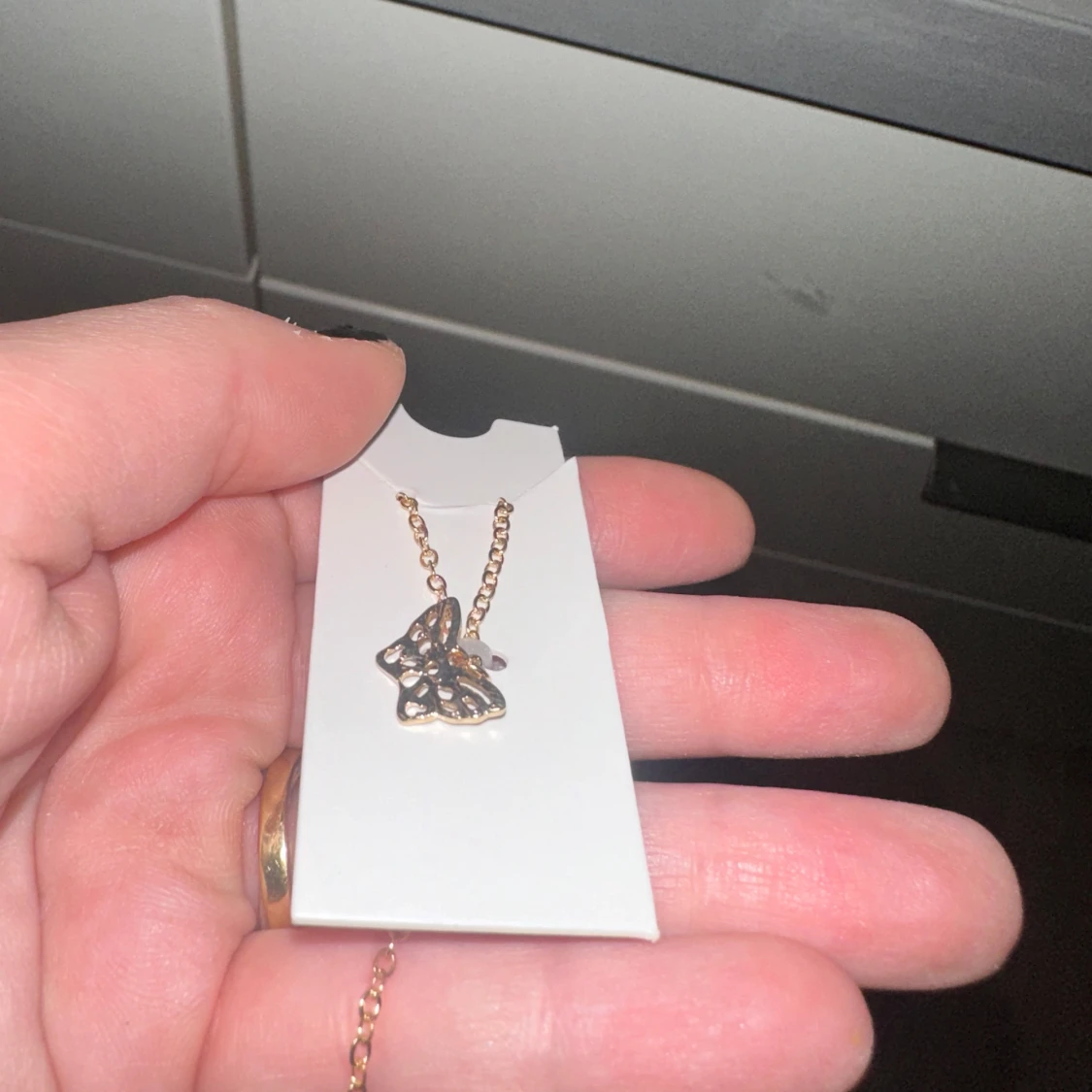 Guldigt halsband med fjärilshänge - 4