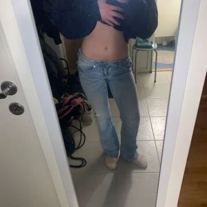 low waist bootcut - säljer dessa sjukt snygga jeans som tyvärr är för små och då spruckit över fickorna! De är inte användbar mycket och har inga andra defekter. Jag väljer att sälja och inte sy ihop eftersom de förmodligen kommer spricka igen eftersom de som sagt är lite för små 🩷.