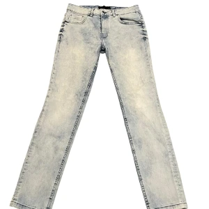 Ljusblå jeans - Snygga ljusblå jeansbyxor med en klassisk femficksdesign och knappgylf. De har en straight passform som ger en avslappnad look. Perfekta för en casual stil.