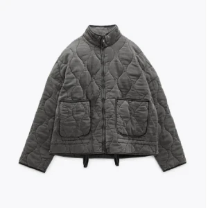 Grå Vårjacka - Säljer den här jackan då jag inte tror den kommer komma till användning! Har bara provat den i butik en gång, därav priset. Skriv för fler bilder ✌🏻✌🏻Nypris 860kr 