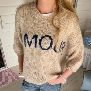 Stickad amour tröja  - En jättesöt stickad tröja från designbysi som har använts ett fåtals gånger men kommer ej till nån nytta nu! Bra i skick!💗