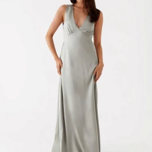 Balklänning Peppermayo  - Jättefin grön/grå balklänning från peppermayo, men bestämde mig för en annan klänning istället och hann inte skicka tillbaka. Har prislapp kvar 💞💞