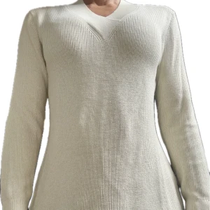 Beige ribbad tröja - Säljer en stilren beige ribbad tröja med lång ärm och v-ringad design. Perfekt för en avslappnad och snygg look. Passar bra till jeans eller kjol.