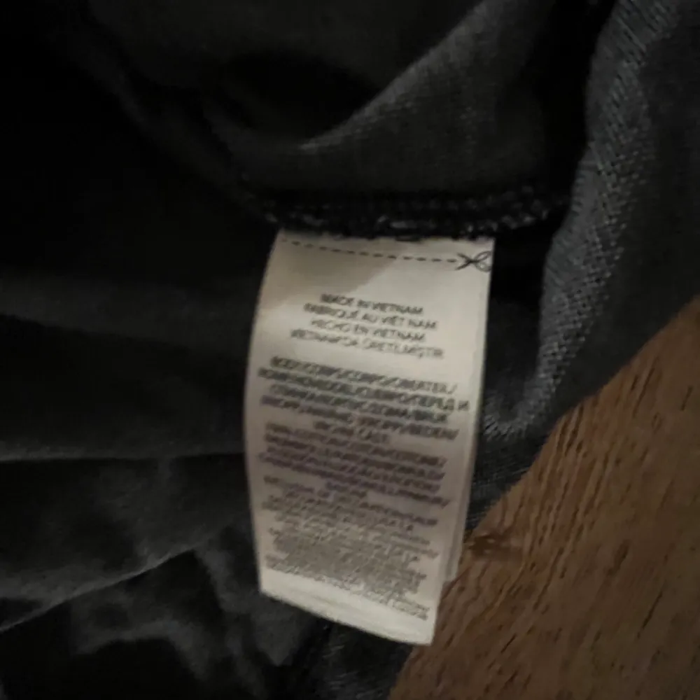 Säljer en stilren grå pikétröja från Ralph Lauren med klassisk krage och knappar framtill. Tröjan har långa ärmar och en liten broderad logotyp på bröstet. Perfekt för en avslappnad men ändå elegant look.. Neuletakit & Villapaidat.