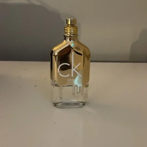 CK One guldflaska - Säljer en ck parfym då den inte används längre. Mindre än halva kvar. Inget fel på innehållet eller förpackningen. 