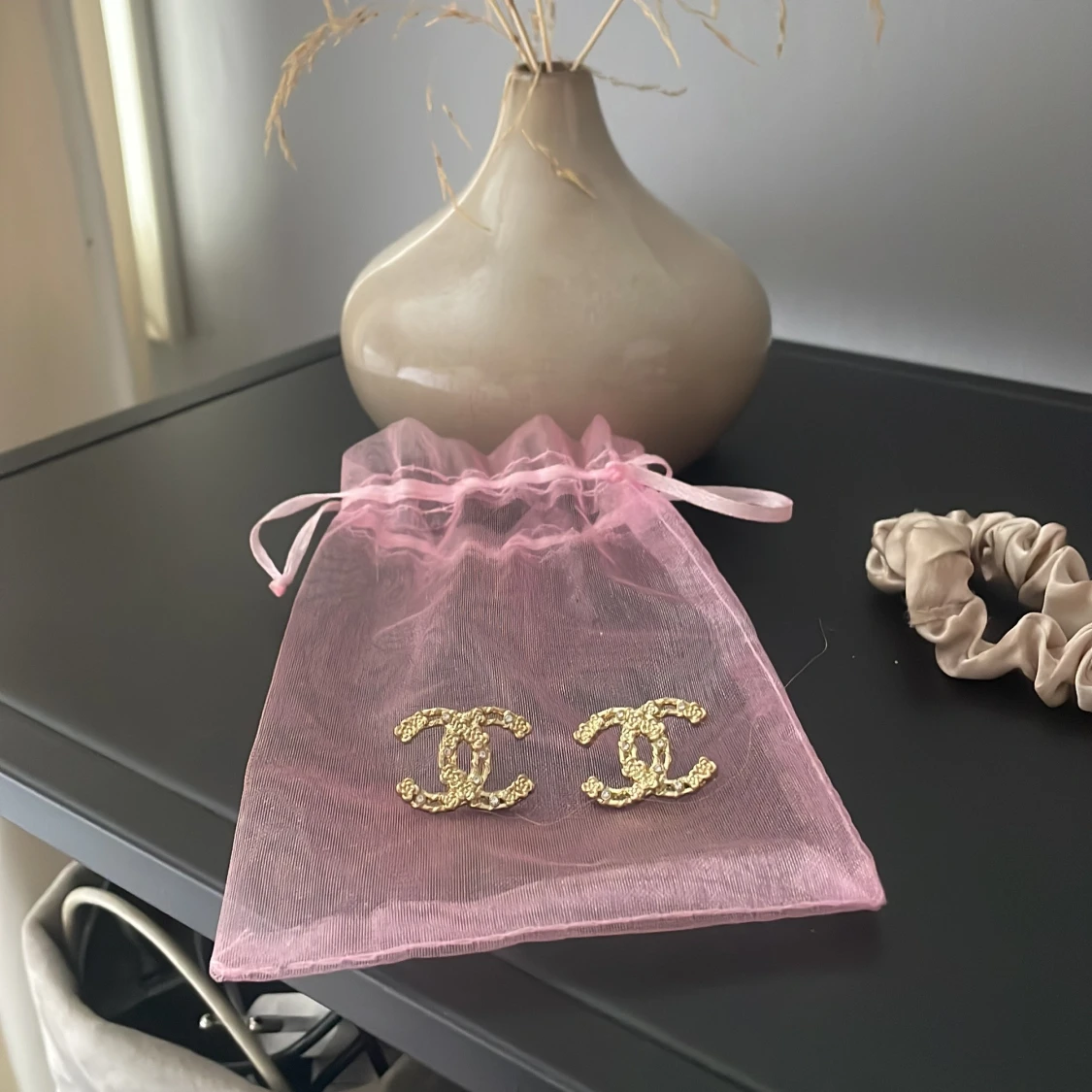 Guldörhängen med logotyp - 1