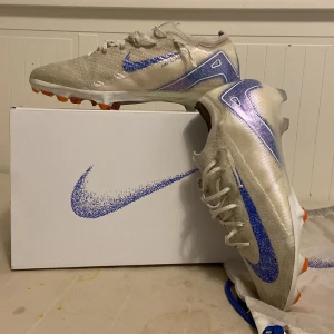 Nike mercurial Vapor 16 elite - Ett par Nike mercurial Vapor 16 elite ”blueprint”. Säljer eftersom att jag har växt ur skorna. Väldigt sparsamt använda skulle säga 7.5-8/10 i skick.             Tveka inte med frågor