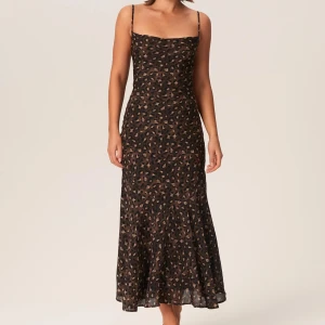 Adoore klänning - modell VERONA  - Snygg adoore klänning med leopardmönster.  Smala axelband och en elegant öppen rygg med snörning. Perfekt inför sommaren 😊.             Nypris 1495kr mitt pris 600kr 