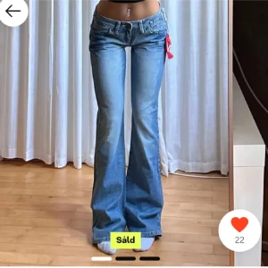 Lågmidjade jeans  - Säljer dessa super snygga jeans då de tyvärr inte passade mig. Köpte här på Plick men är inte använda av mig och troligtvis inte av den förra ägaren heller, då det finns en lapp kvar🤍Pris kan diskuteras. Inte mina bilder.Skriv för fler bilder eller frågor💗💗💗