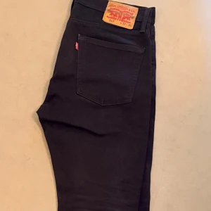 Svarta Levi's 510 jeans - Snygga svarta Levi's 510 jeans med en slim passform. Klassisk design med fem fickor och den ikoniska läderpatchen baktill. Perfekta för en stilren look.