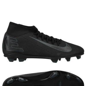 Svarta fotbollsskor från Nike - Snygga svarta fotbollsskor från Nike med en modern design och snörning. Skorna har en tight passform och är perfekta för spel på gräsplaner. Den svarta färgen ger en stilren look.