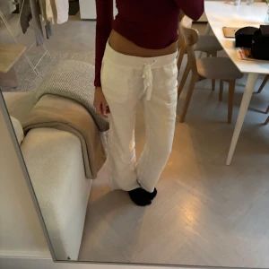 Alobha linnebyxor  - Varsamt använda men har sprättat upp kanten där nere för att göra dom längre. Inget slitage vid kanten så ser bra ut som det är men kan också sy upp igen. Lite korta fortfarande på mig som är 175cm🥰