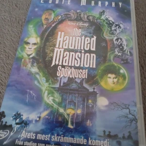 The Haunted Mansion - Spökhuset DVD - Säljer DVD:n 'The Haunted Mansion - Spökhuset' med Eddie Murphy. En skrämmande komedi från Disney med extra material som borttagna scener och ljudkommentarer. Perfekt för en filmkväll med lite skräck och humor!