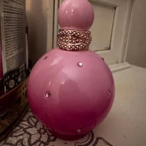 Candied Fantasy från Britney Spears 100ml - Ny Britney Spears parfym, Candied fantasy 100ml. Blindköpte den men var tyvärr inte min doft. Endast testad!