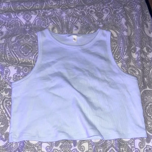 Ljusblå ribbad linnetopp från H&M - Säljer en ljusblå ribbad linnetopp från H&M. Toppen är ärmlös och har en croppad passform, perfekt för varma dagar. Enkel och stilren design som passar till det mesta.