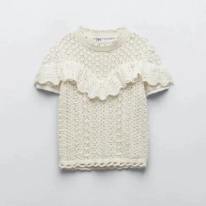 Zara topp🤗 - Hej säljer denna jätte fina tröja från zara! Använd fåtal gånger, super bra skick. Skriv privat för fler bilder. Slutsåld på zara❤️(pris kan diskuteras) 