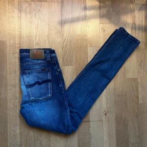 Nudie jeans - Säljer nu ett par riktigt snygga nudie jeans med sjukt fet tvätt i storlek 28/32 för ett riktigt bra pris🔥Dem är i modellen high kai och i skicket ❗️10/10❗️Inga defekter och knappt tecken på användning . Nypris: 1700, mitt pris: 399💸 Bara att skriva vid minsta fundering✍🏼Svarar snabbt och skickar alltid inom 24h📦