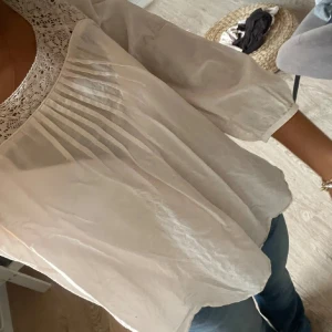 Sommar blus - Super fin ljusrosa blus i tunt linne material. Använd varsamt. Sitter som en S