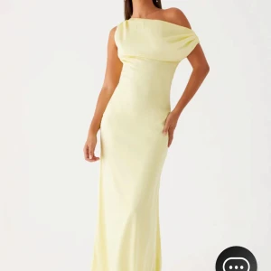 Ljusgul balklänning - Superfin ljusgul satin balklänning med prislapp kvar från Peppermayo!  Säljer då den var för lång för mig då jag är 155🥰💛nypris 1300+frakt