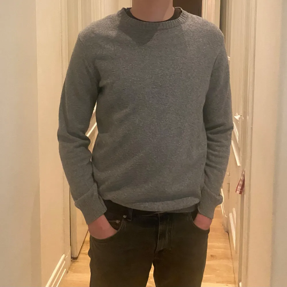 Säljer en stilren grå kashmirtröja från Oscar Jacobsson i storlek Medium. Perfekt för kyligare dagar med sin mjuka och bekväma passform. Tröjan har långa ärmar och en klassisk rund halsringning. Passar utmärkt till både jeans och chinos. Har använts max 10 gånger. Made in Italy. Ordinarie pris: 1200kr. Neuletakit & Villapaidat.