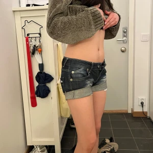 Lågmidjad jeanskjol - Jätte fina lågmidjad jeansshorts med uppvikta ben, den är super fin och passar perfekt till sommaren💕💕den är storlek XS-S och midjemått är mellan 37-38 cm.