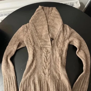 Brun stickad tröja - Säljer en mysig v-ringad stickad tröja med kabelstickat mönster. Tröjan har långa ärmar och är väldigt varm💕