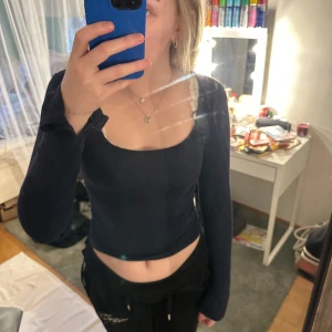 Mörkblå långärmad topp från Gina Tricot - Säljer en stilren mörkblå långärmad topp från Gina Tricot. Toppen har en rund halsringning och är perfekt för en enkel och snygg look. Passar bra till både jeans och kjol. Perfekt för höst och vår! Den är i soft touch material.