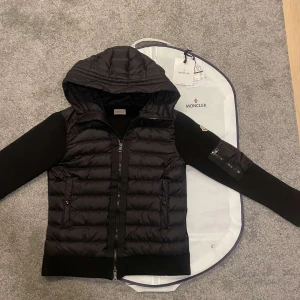 Moncler Cardigan - Hej säljer nu denna cardigan från Moncler. Skicket är bra, har används men inga defekter. Passar M. Perfekt nu till våren, hör av dig vid funderingar eller intresse!