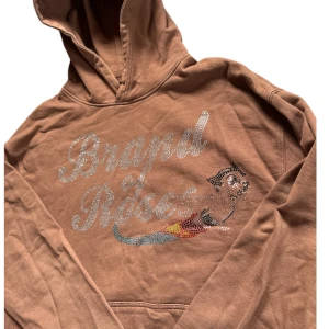 Brand Of Roses Rhinestone oversized hoodie - Rhinestone hoodie från Brand Of Roses.                Storlek XL, Oversized/boxy fit.                     Överlag i mycket gott skick, vad man kan se med ögat så är alla stenar kvar, liten obehandlad fläck på ärmen som knappt märks (se bild)