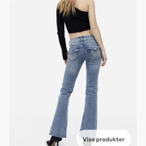 Blå bootcut jeans med broderade fickor - Snygga blå bootcut jeans med låg midja och broderade detaljer på bakfickorna. Perfekta för en trendig look med en touch av stil. Passar bra med klackar eller sneakers!!❤️❤️